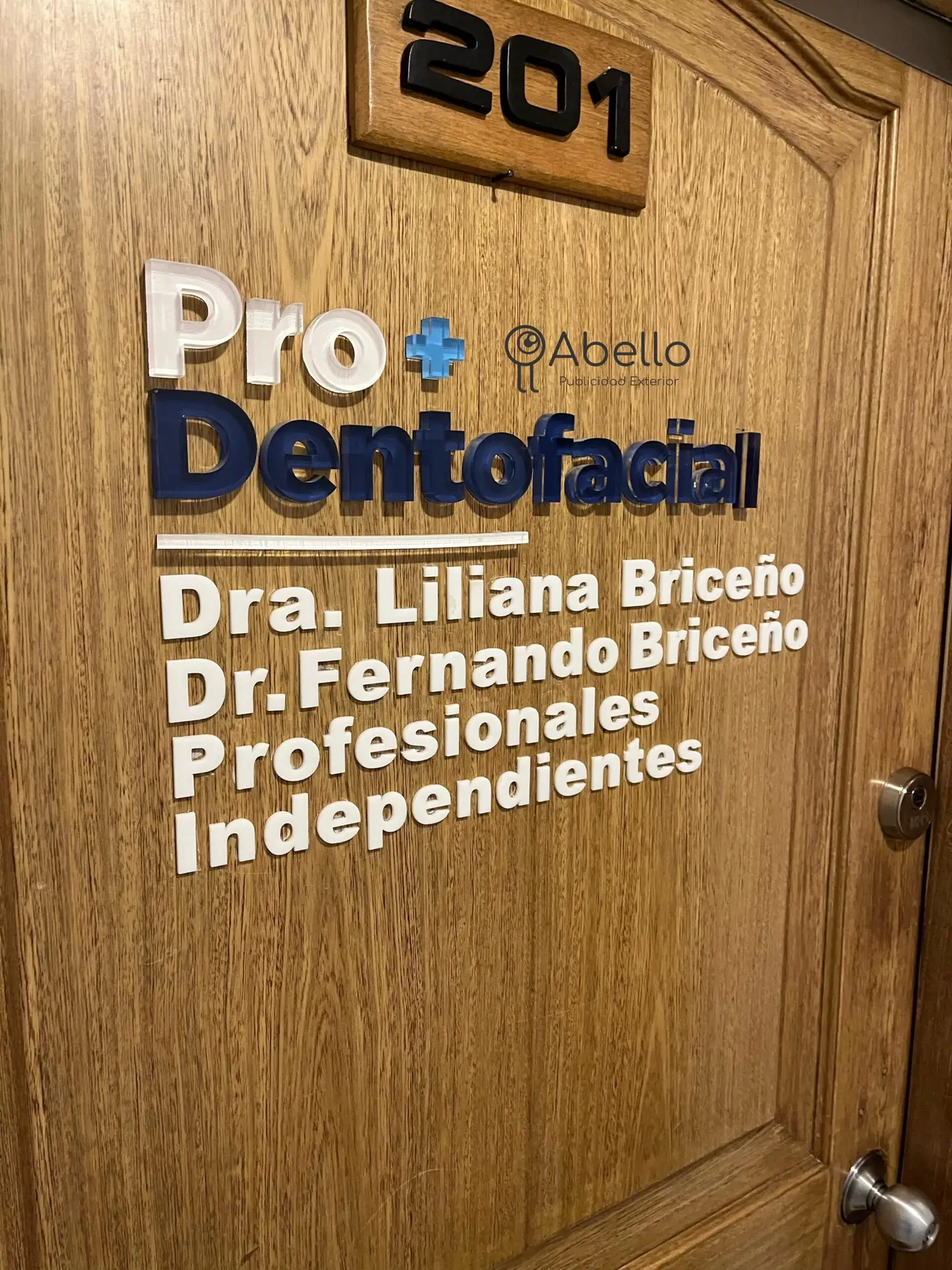 logo en acrilico para recepción 
